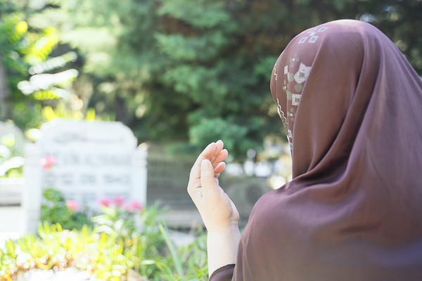 Wanita Saat Berziarah